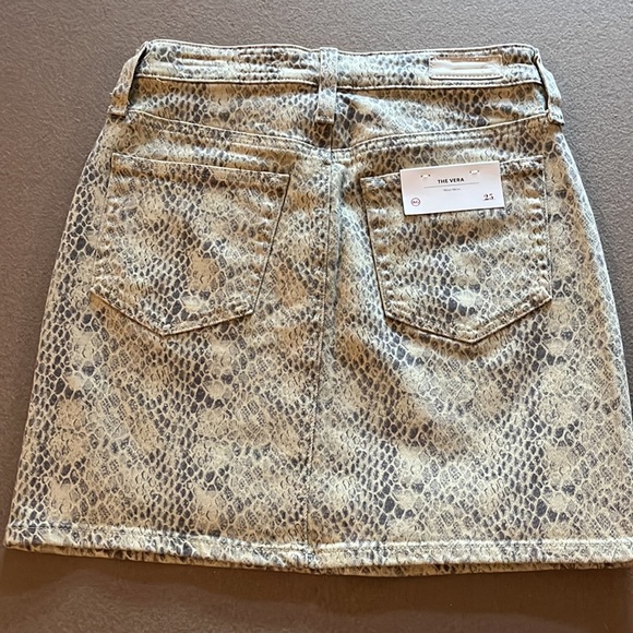 AG Jeans The Vera Snakeskin Mini NWT
Skirt Size 25 - Picture 4 of 9